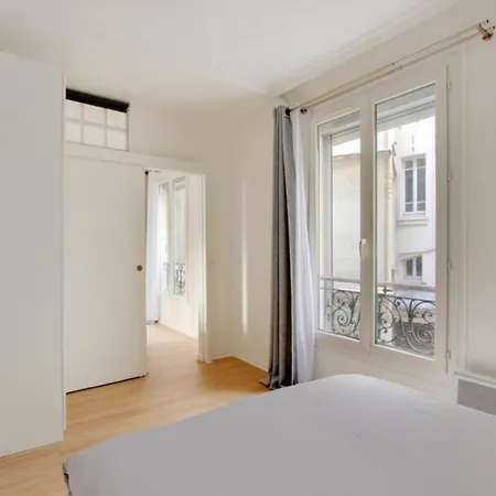 Claude Bernard Apartment *